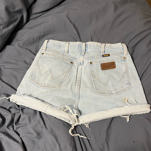 Men’s light wash wrangler cut off shorts - Picture 2 of 2